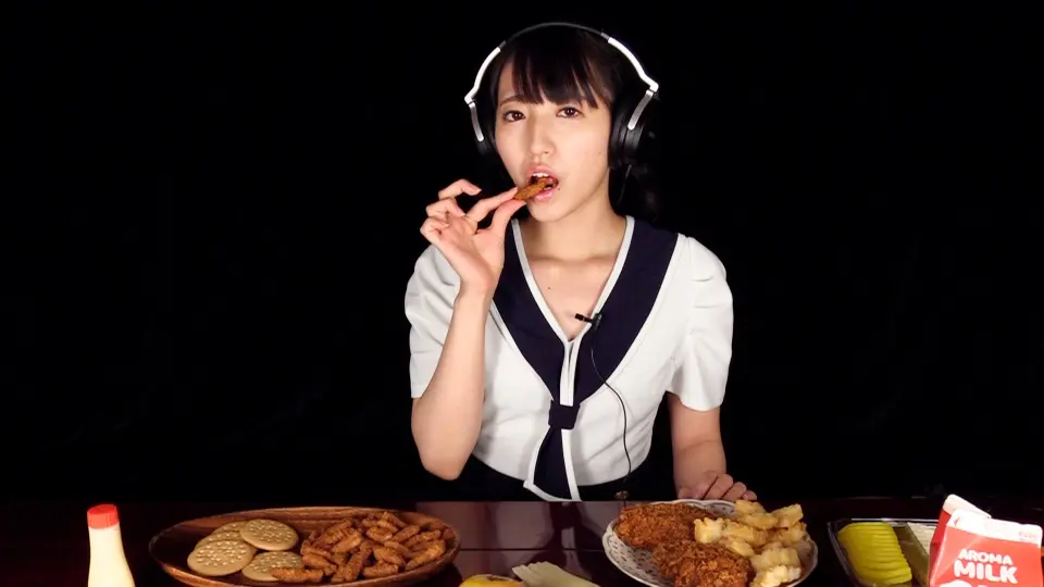 【ASMR】美女の咀嚼音をたっぷり楽しんだ後、口移しで美味しく食べさせてもらった。~EAGLE